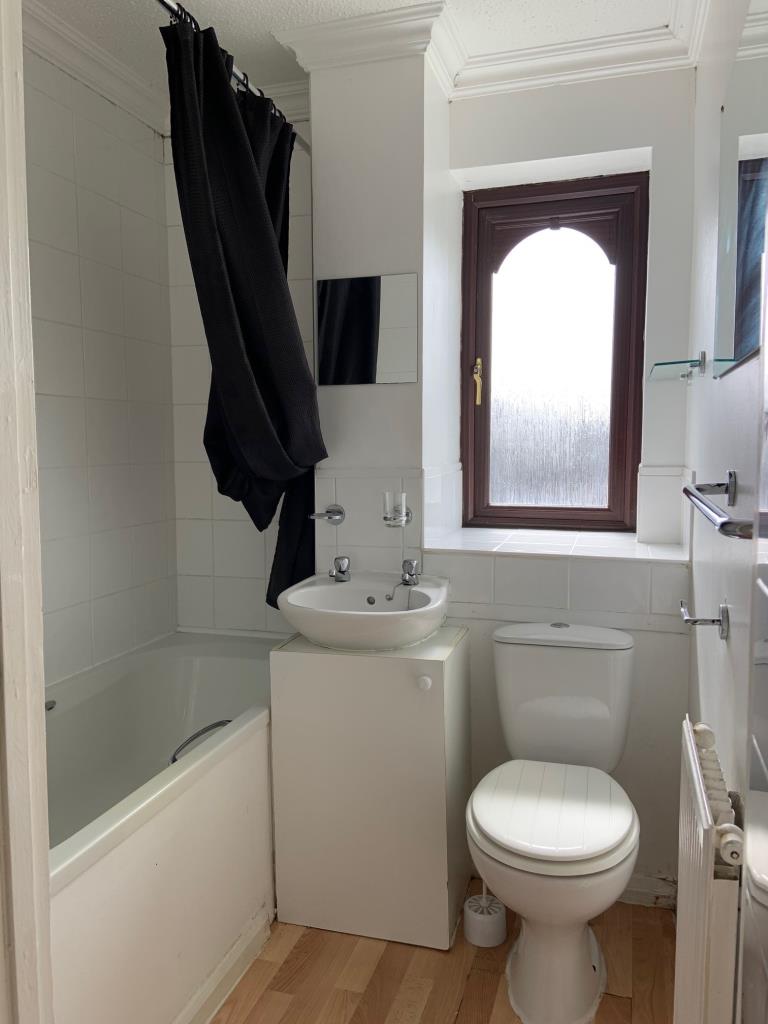 Lot: 82 - VACANT FLAT WITH PARKING IN TOWN CENTRE - view of front bedroom showing double bed